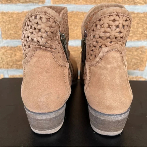 CORRAL CIRCLE G WOMEN'S DISTRESSED
ROUND TOE ZIPPER ANKLE BOOT 7.5 - Picture 3 of 9